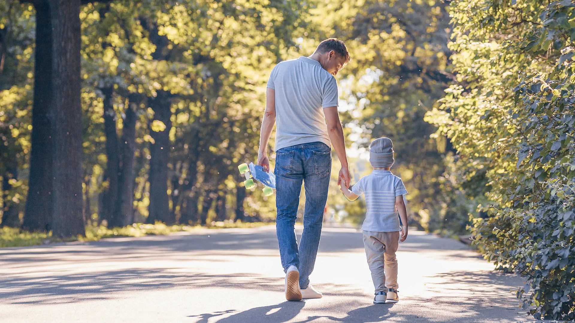 μπαμπάς και γιος πηγαίνουν βόλτα στο δάσος