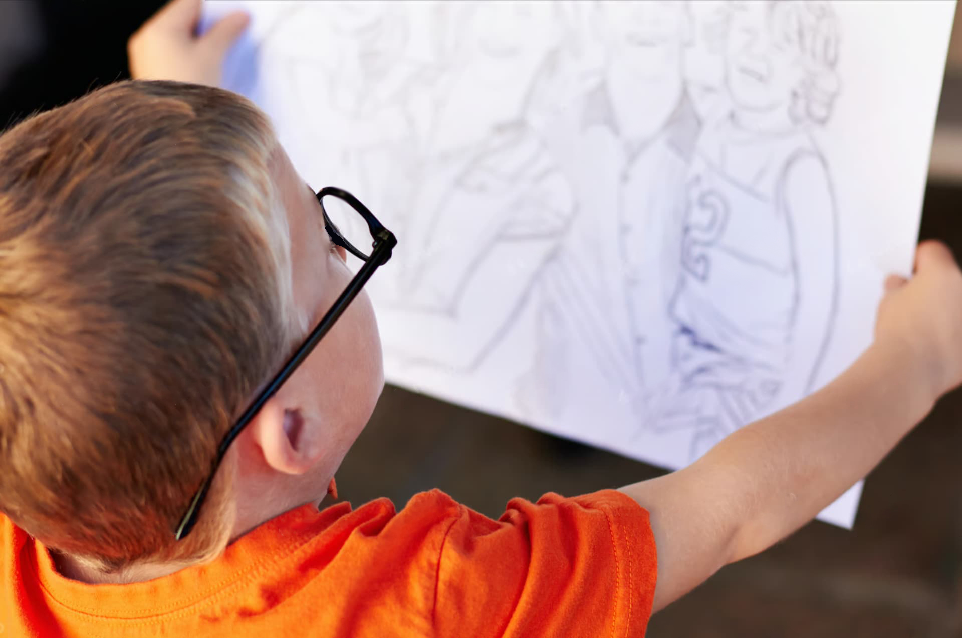 αγόρι κοιτάει μία σελίδα με σκίτσα