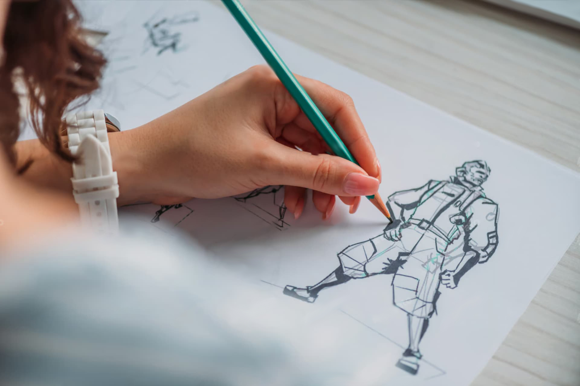 κορίτσι ζωγραφίζει έναν ήρωα comics