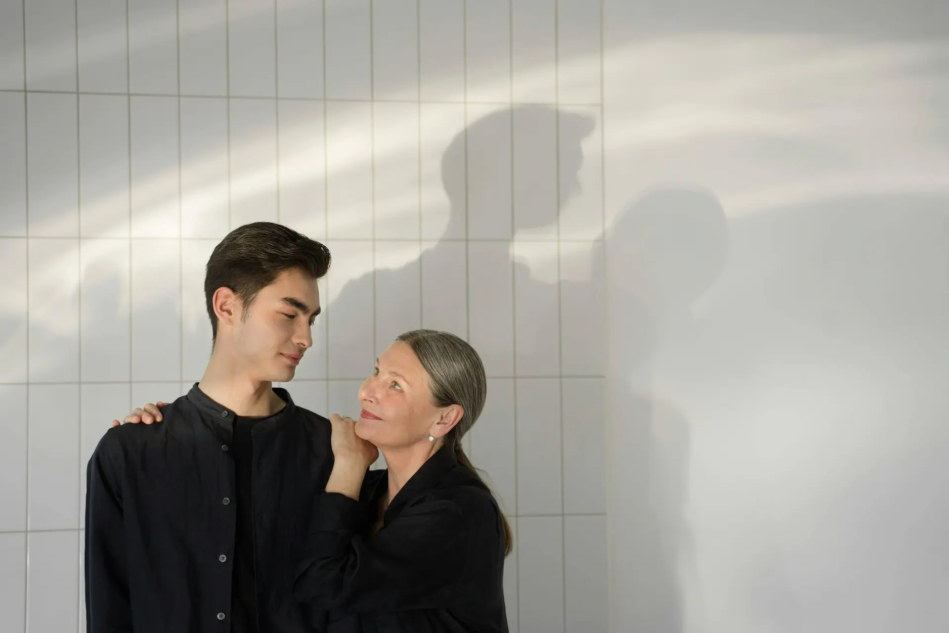 μητέρα που αγκαλιάζει το παιδί της