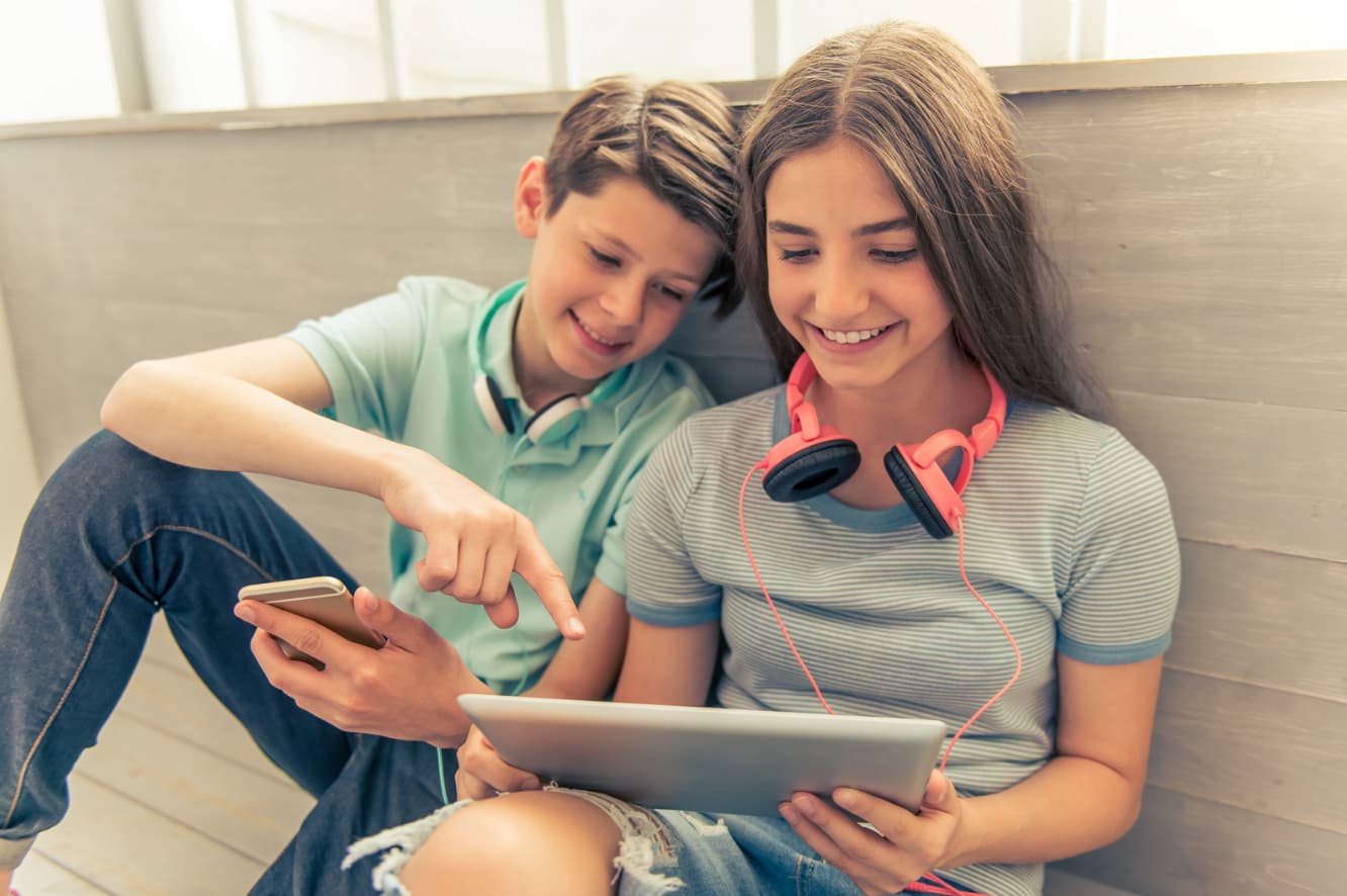 έφηβοι φίλοι που διασκεδάζουν στο tablet